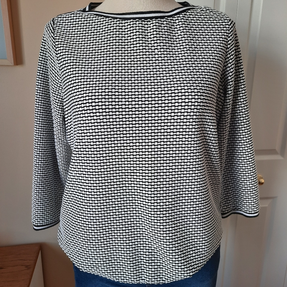 Relaxed fit light sweater